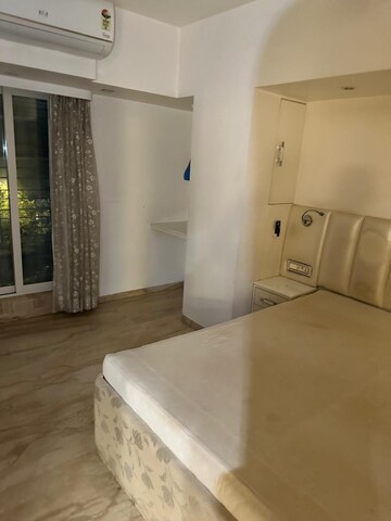 Room in 3 BHK Apartment at Versova – for Rent