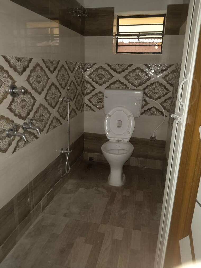 Bathroom, kona expressway 2 Bedroom 820 Sq.Ft. Apartment In Kona Expressway Kolkata 9001701