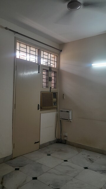 Furnished Amenities in 3 BHK Builder Floor at Unitech South City II, Sector 50 – for Rent
