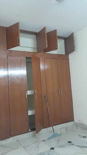 Furnished Amenities in 3 BHK Builder Floor at Unitech South City II, Sector 50 – for Rent