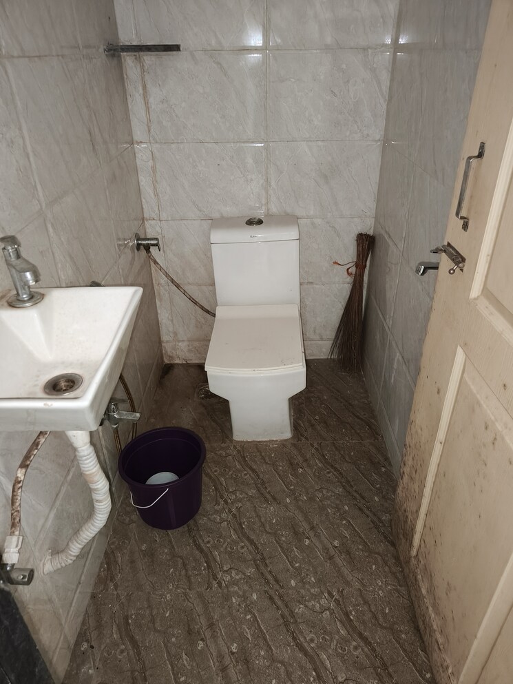 Bathroom, seawoods sector 44a Commercial Shop 700 Sq.Ft. In Seawoods Sector 44a Navi Mumbai 9001903