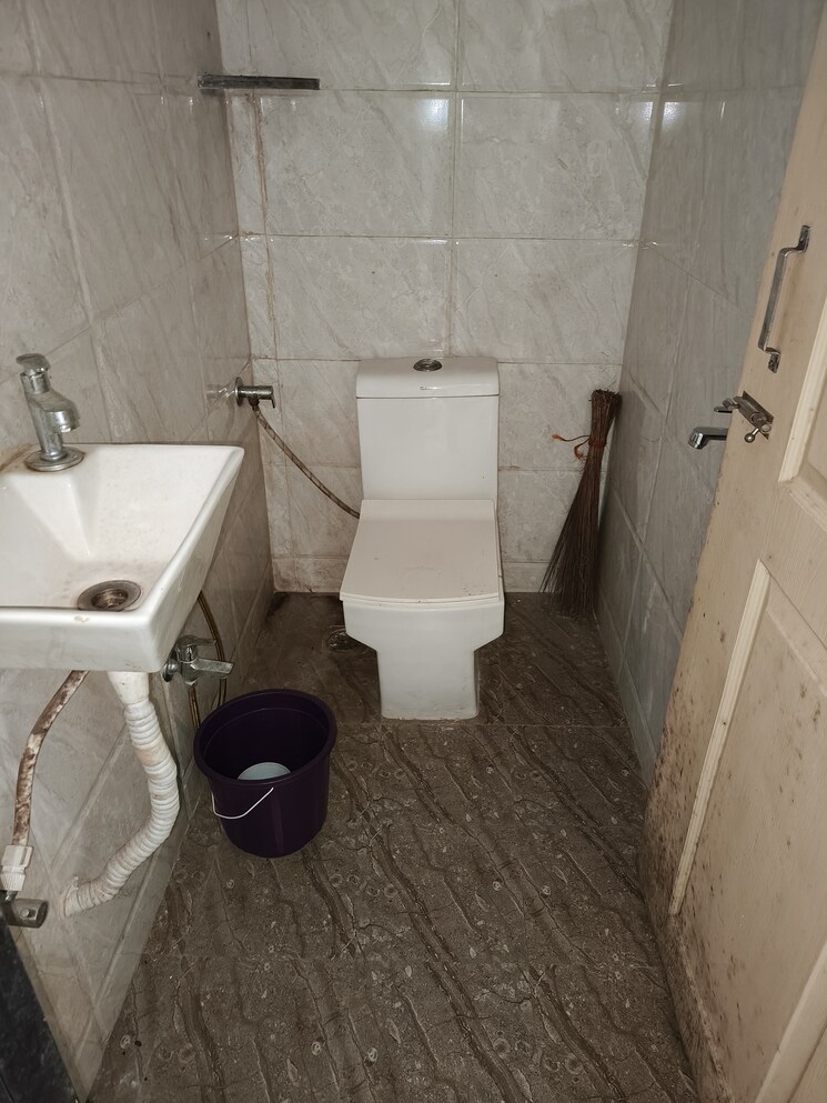 Bathroom, seawoods sector 44a Commercial Shop 700 Sq.Ft. In Seawoods Sector 44a Navi Mumbai 9001903