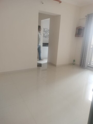 Room in 1.5 BHK Apartment at Rosa Gardenia, Ghodbunder Road – for Rent