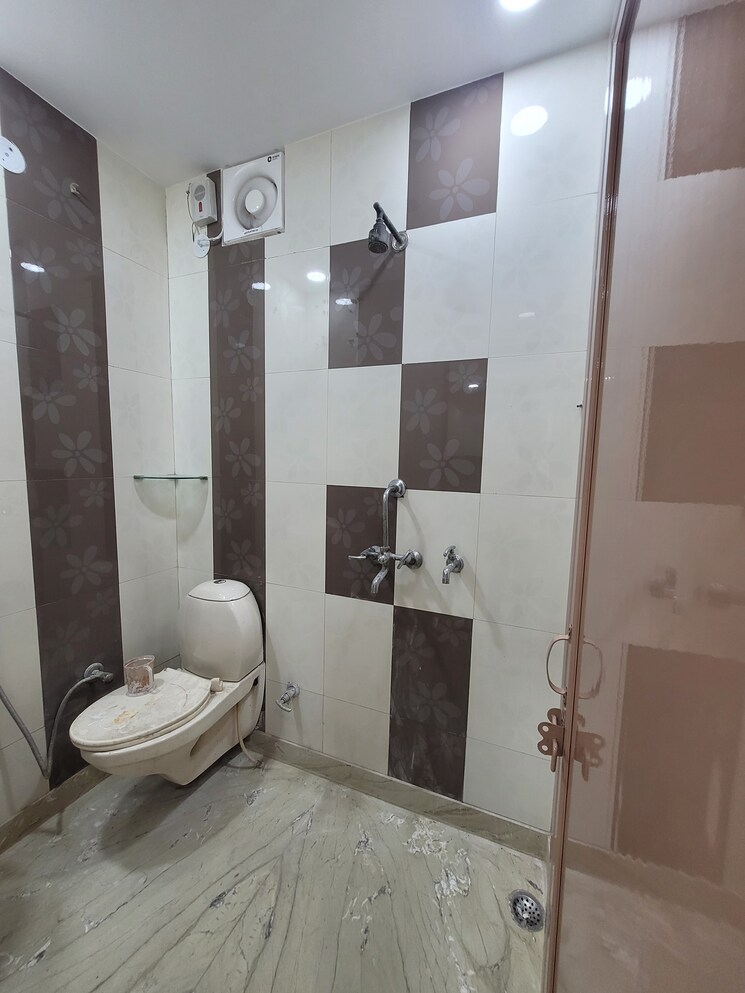 Bathroom, dilshad garden 3 Bedroom 1000 Sq.Ft. Apartment In Dilshad Garden Delhi 9001972
