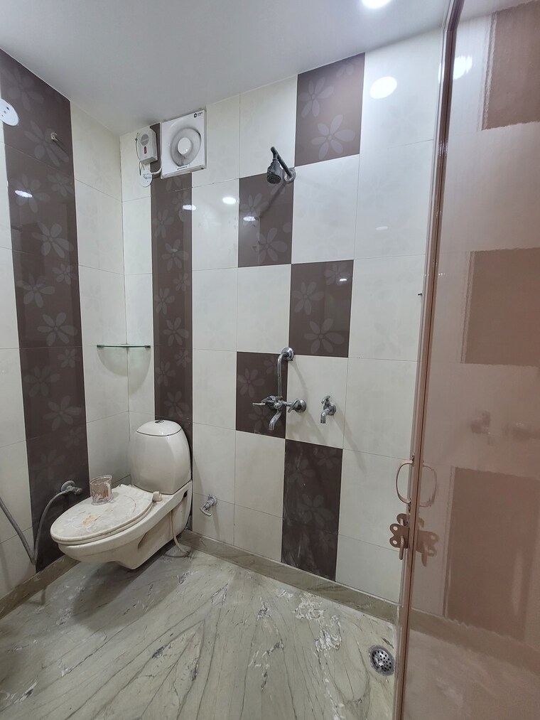 Bathroom, dilshad garden 3 Bedroom 1000 Sq.Ft. Apartment In Dilshad Garden Delhi 9001972