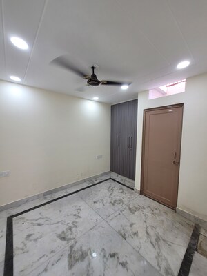 Room in 3 BHK Apartment at Dilshad Garden – for Sale