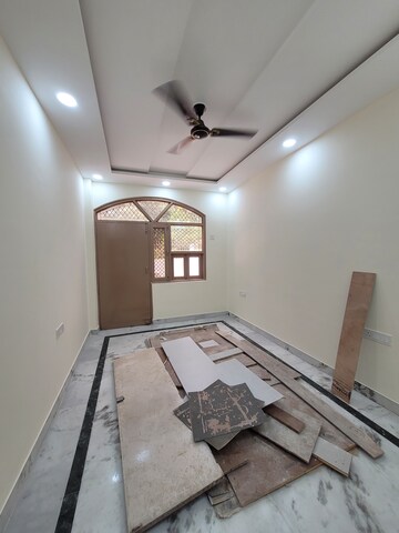 Room in 3 BHK Apartment at Dilshad Garden – for Sale