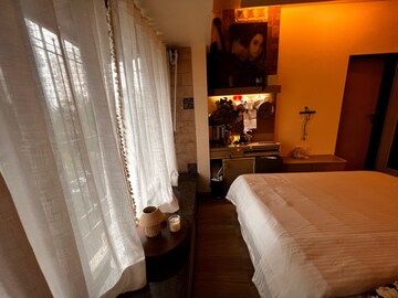 Master Bedroom in 2 BHK Apartment at Green Valley CHS Andheri, Andheri East – for Rent