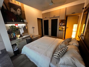 Master Bedroom in 2 BHK Apartment at Green Valley CHS Andheri, Andheri East – for Rent