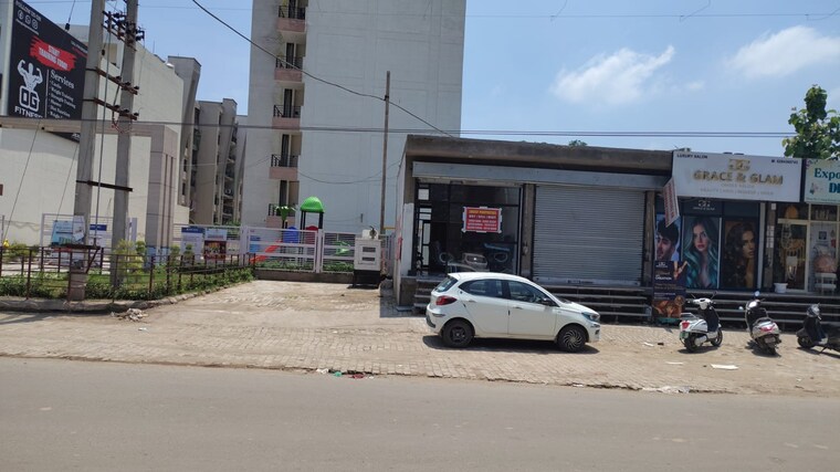  Parking, pir machalla Commercial Shop 45 Sq.Yd. In Pir Machalla Zirakpur 9002072