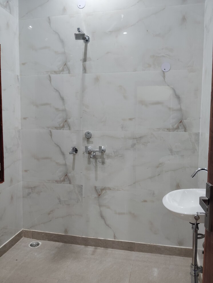Bathroom, nagin-lake-view-apartment 2 Bedroom 1000 Sq.Ft. Apartment In Paschim Vihar Delhi 9002095