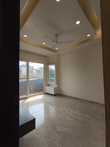 Room in 3 BHK Apartment at Shubh Niketan Apartments, Paschim Vihar – for Rent