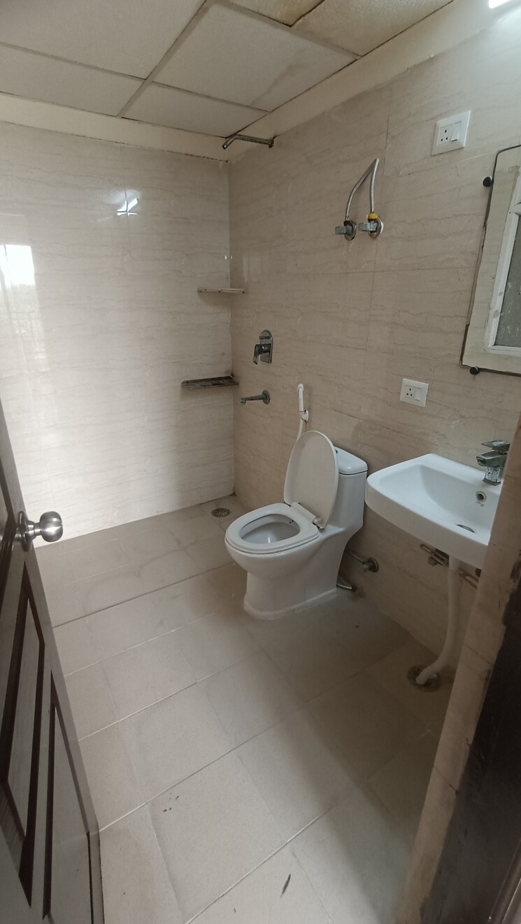 Bathroom, sethi-max-royal 2 Bedroom 895 Sq.Ft. Apartment In Sector 76 Noida 9002171