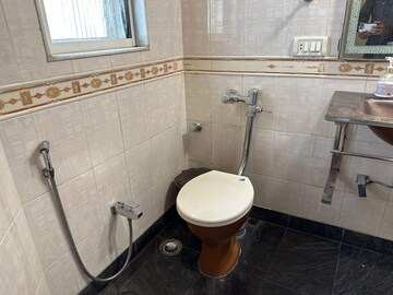 Bathroom in 4 BHK Apartment at Dn Nagar – for Rent