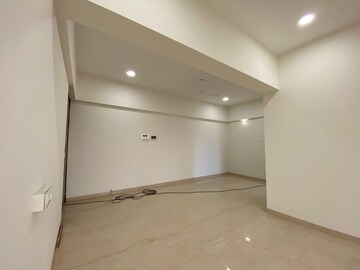 Room in 4 BHK Apartment at Usha Kiran CHS Andheri, Andheri West – for Rent
