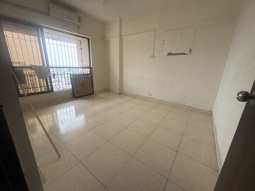 Room in 4 BHK Apartment at Dn Nagar – for Rent