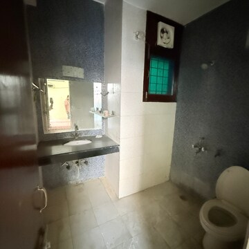 Attached Bathroom in 3.5 BHK Builder Floor at RWA Apartments Sector 47, Sector 47 – for Rent