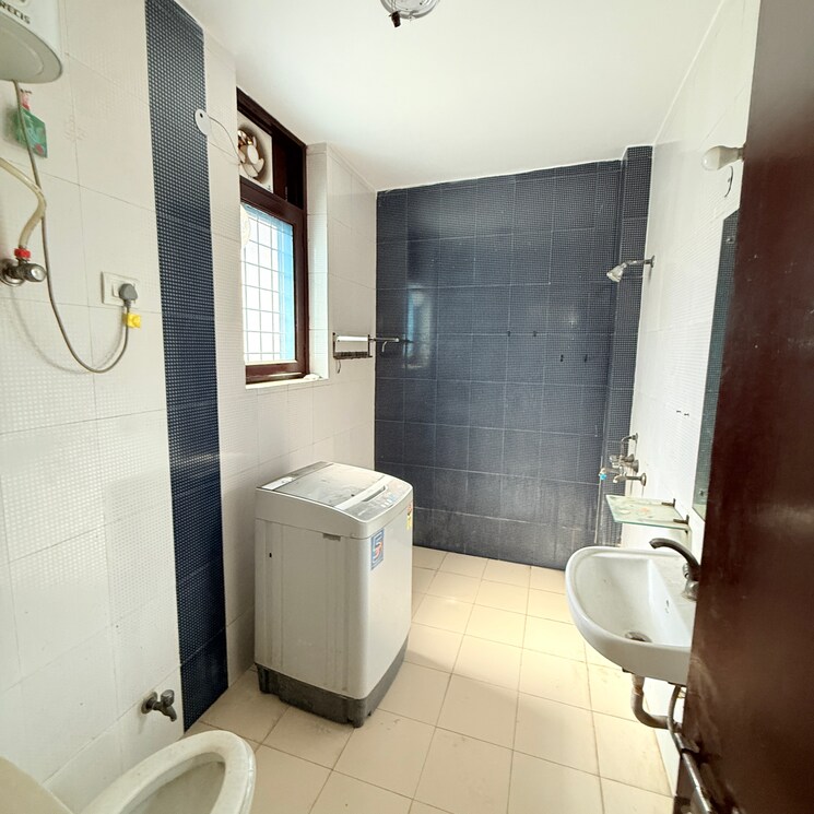 Attached Bathroom, rwa-apartments-sector-47 3.5 Bedroom 200 Sq.Yd. Builder Floor In Sector 47 Noida 9002536