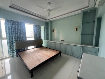 Room in 4 BHK Apartment at Runwal Elegante, Andheri West – for Rent