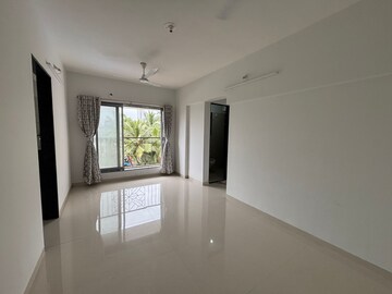 Room in 2 BHK Apartment at Kandivali East – for Rent