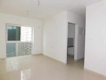 Room in 1.5 BHK Apartment at Shapoorji Pallonji Sarova, Kandivali East – for Sale