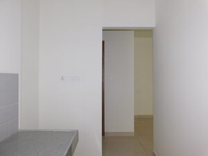 Room in 1.5 BHK Apartment at Shapoorji Pallonji Sarova, Kandivali East – for Sale