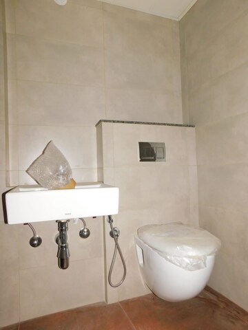 Bathroom in 1.5 BHK Apartment at Shapoorji Pallonji Sarova, Kandivali East – for Sale