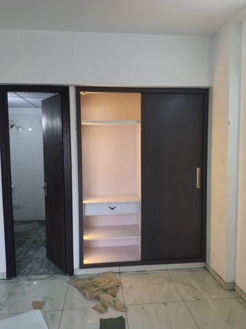 Room in 2 BHK Apartment at Nirala Estate, Tech Zone 4 Greater Noida – for Rent