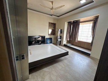 Room in 4 BHK Apartment at Versova – for Rent