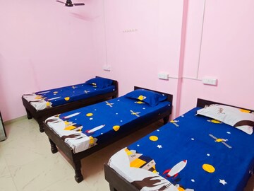 Room in  Pg at Alkapuri – for Rent