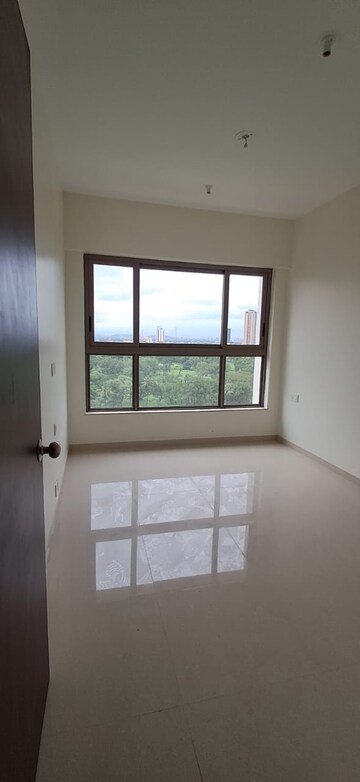 Room in 2 BHK Apartment at Kalpataru Paramount, Kapur Bawdi – for Rent