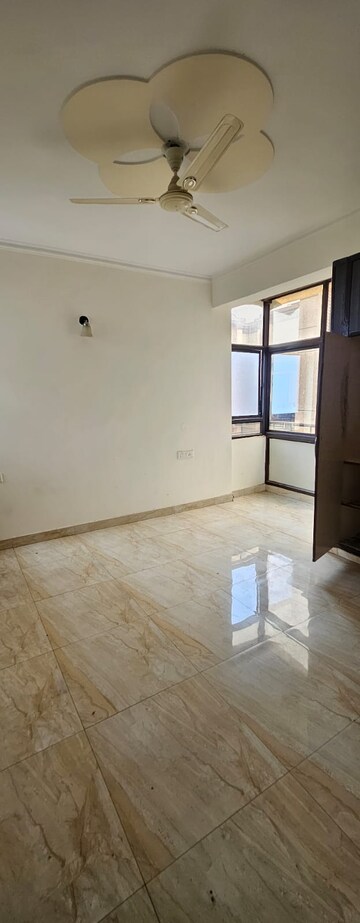 Room in 3 BHK Apartment at Sector 4 Dwarka – for Rent
