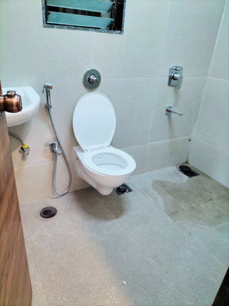 Bathroom, je-and-vee-vrindavan 2 Bedroom 712 Sq.Ft. Apartment In Malad East Mumbai 9002875