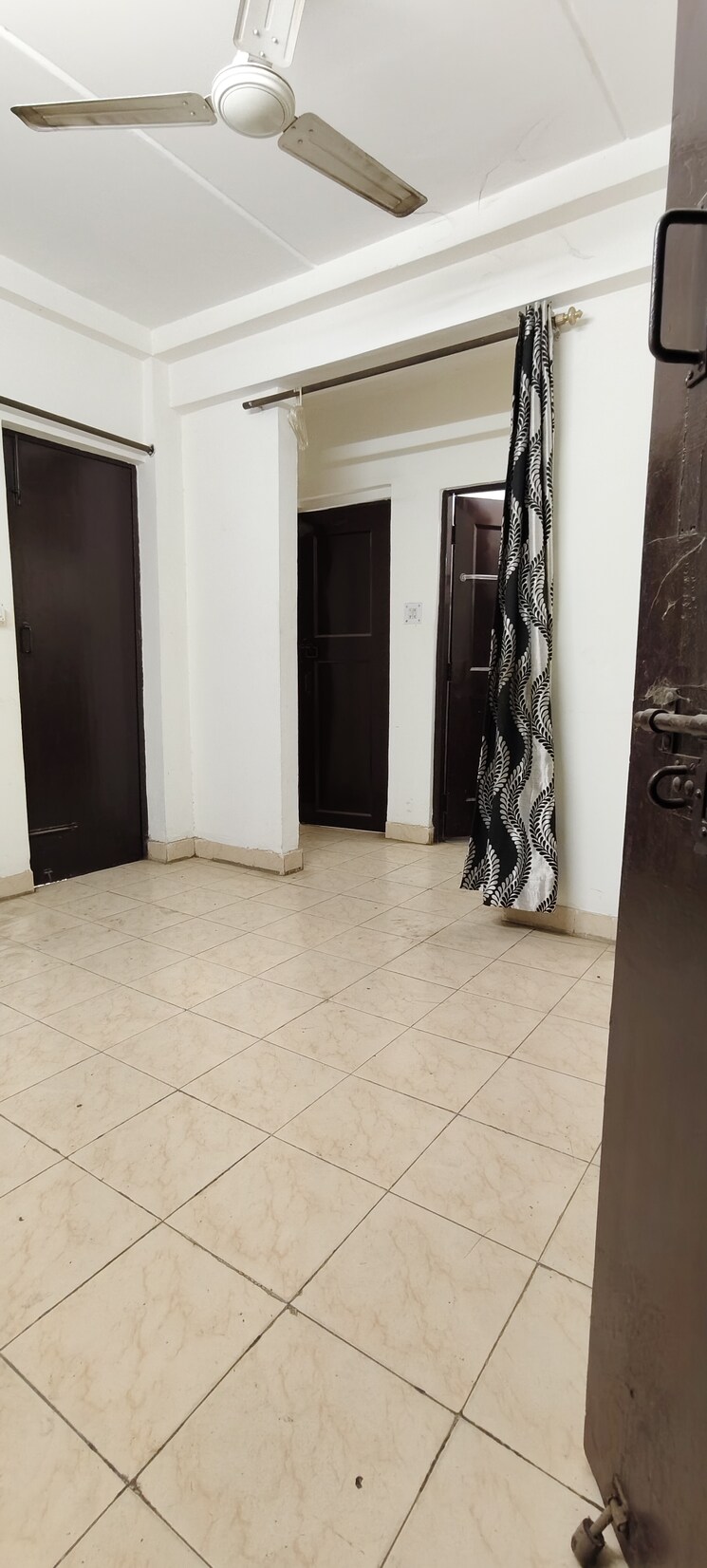 Hall, golf links 1 Bedroom 400 Sq.Ft. Apartment In Golf Links Delhi 9002946