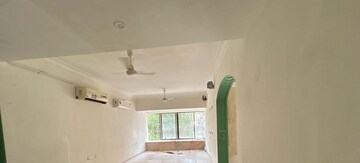 Bathroom in 4 BHK Apartment at Lokhandwala Complex, Andheri West – for Rent