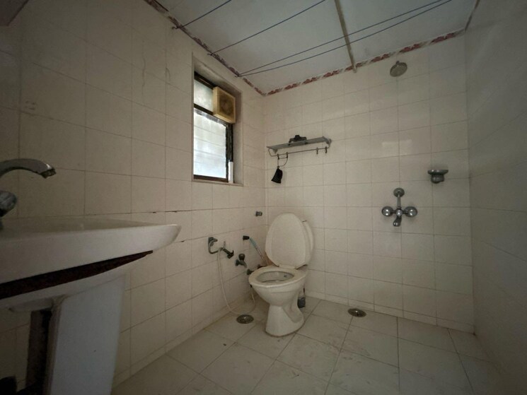 Bathroom, lokhandwala-complex 4 Bedroom 2000 Sq.Ft. Apartment In Andheri West Mumbai 9002938