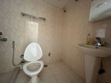 Bathroom in 4 BHK Apartment at Lokhandwala Complex, Andheri West – for Rent