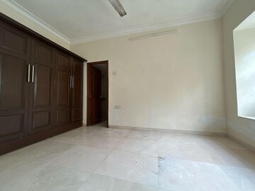 Room in 4 BHK Apartment at Lokhandwala Complex, Andheri West – for Rent