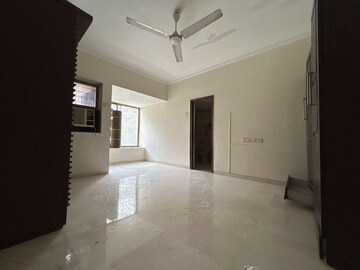 Room in 4 BHK Apartment at Lokhandwala Complex, Andheri West – for Rent