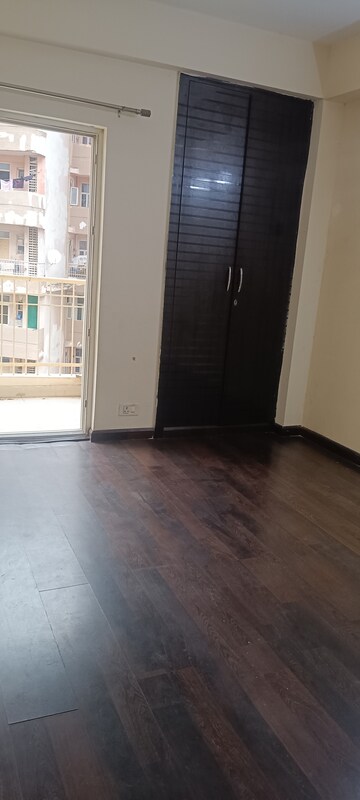 Room in 3 BHK Apartment at Ajnara Grand Heritage, Sector 74 – for Rent