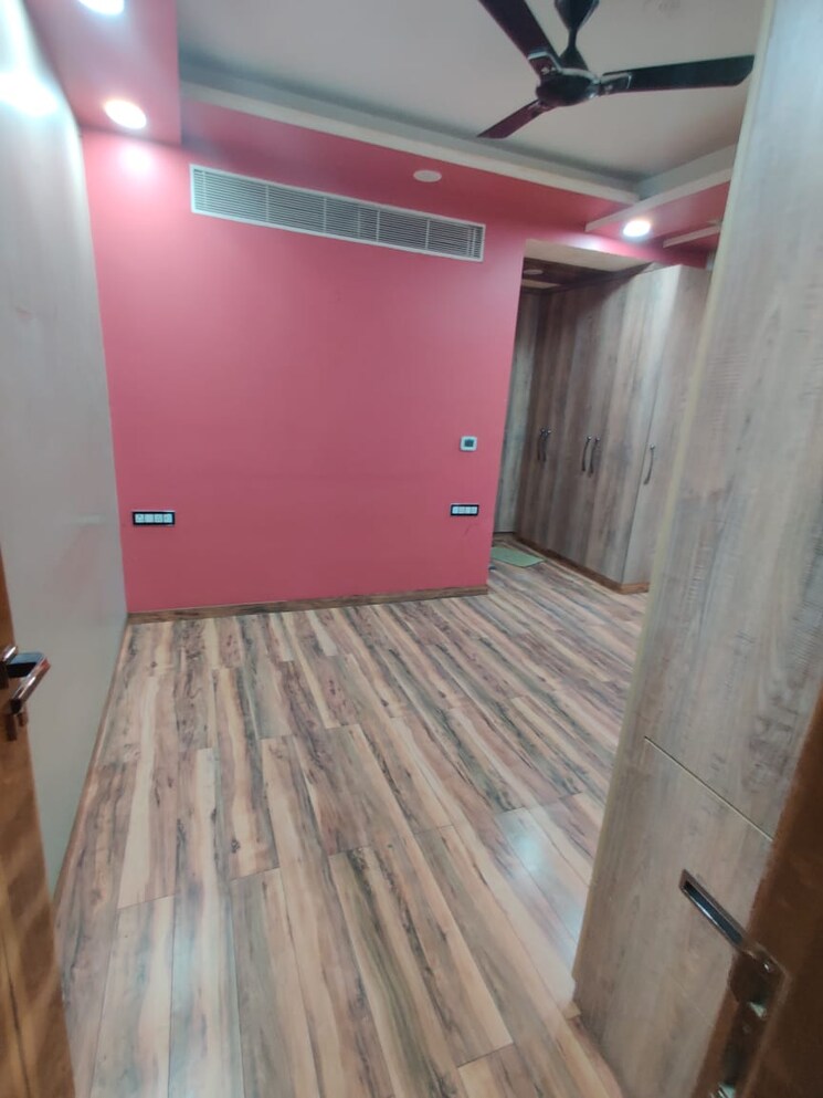 Room, sector 19 dwarka 4 Bedroom 3000 Sq.Ft. Apartment In Sector 19 Dwarka Delhi 9003024