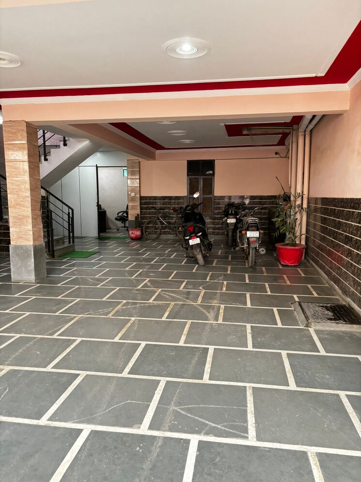  Parking, surya-cghs 2 Bedroom 200 Sq.Yd. Builder Floor In Sector 43 Gurgaon 9003045