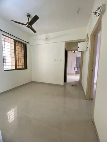 Room in 2.5 BHK Apartment at Neelkanth Palms, Kapur Bawdi – for Sale