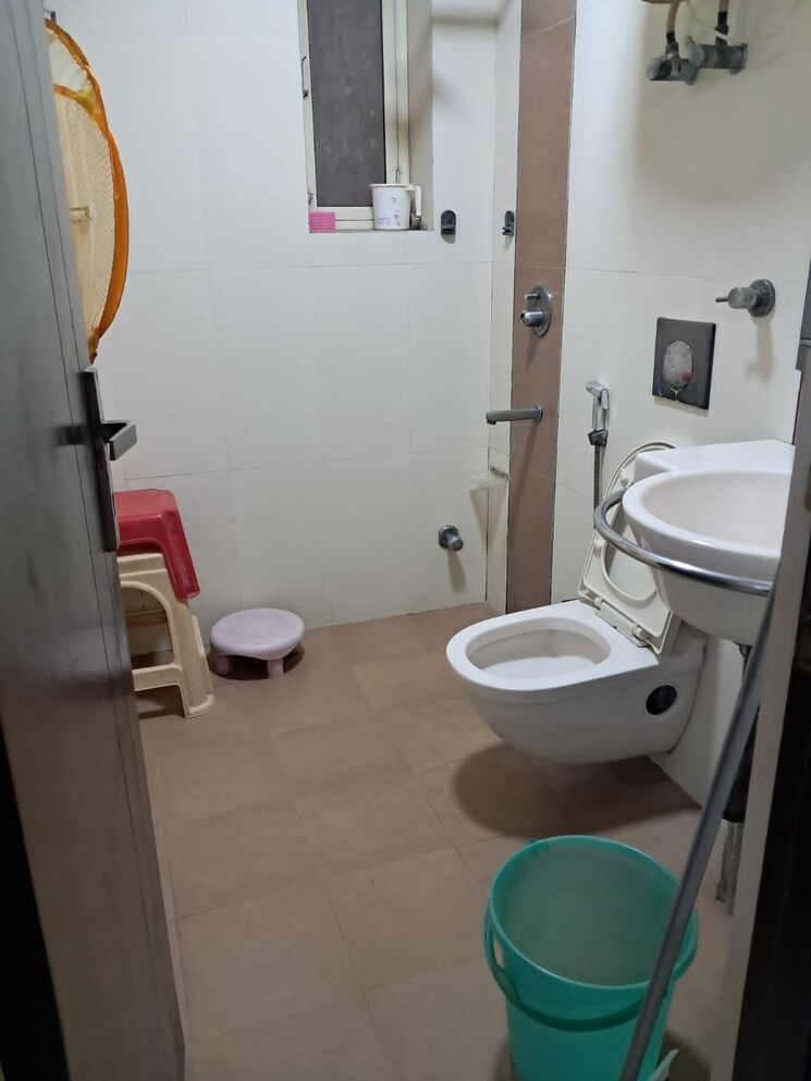 Bathroom, sector 5 dwarka 3 Bedroom 1500 Sq.Ft. Apartment In Sector 5 Dwarka Delhi 9003198