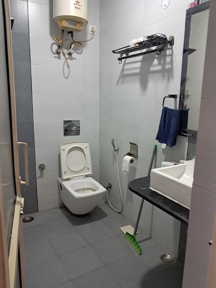 Bathroom, sector 5 dwarka 3 Bedroom 1500 Sq.Ft. Apartment In Sector 5 Dwarka Delhi 9003198