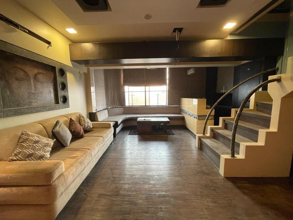 4 BHK + Servant Room Apartment For Rent in Lokhandwala Complex