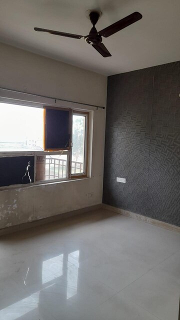 Room in 3 BHK Apartment at Sushma Urban Views, Ghazipur – for Rent