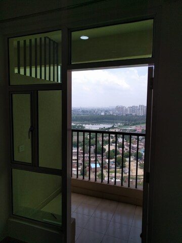 Room in 2.5 BHK Apartment at Gaur City 2 - 16th Avenue, Sector 16c Greater Noida – for Rent