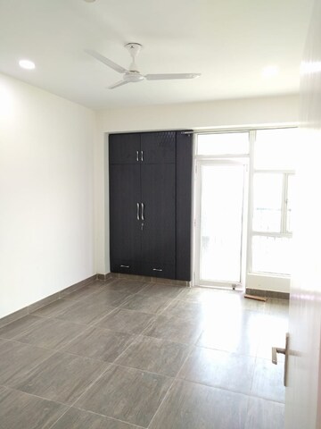 Room in 2.5 BHK Apartment at Gaur City 2 - 16th Avenue, Sector 16c Greater Noida – for Rent