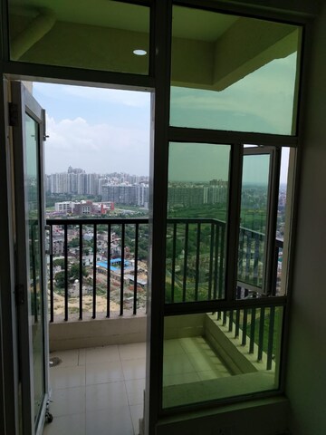 Room in 2.5 BHK Apartment at Gaur City 2 - 16th Avenue, Sector 16c Greater Noida – for Rent